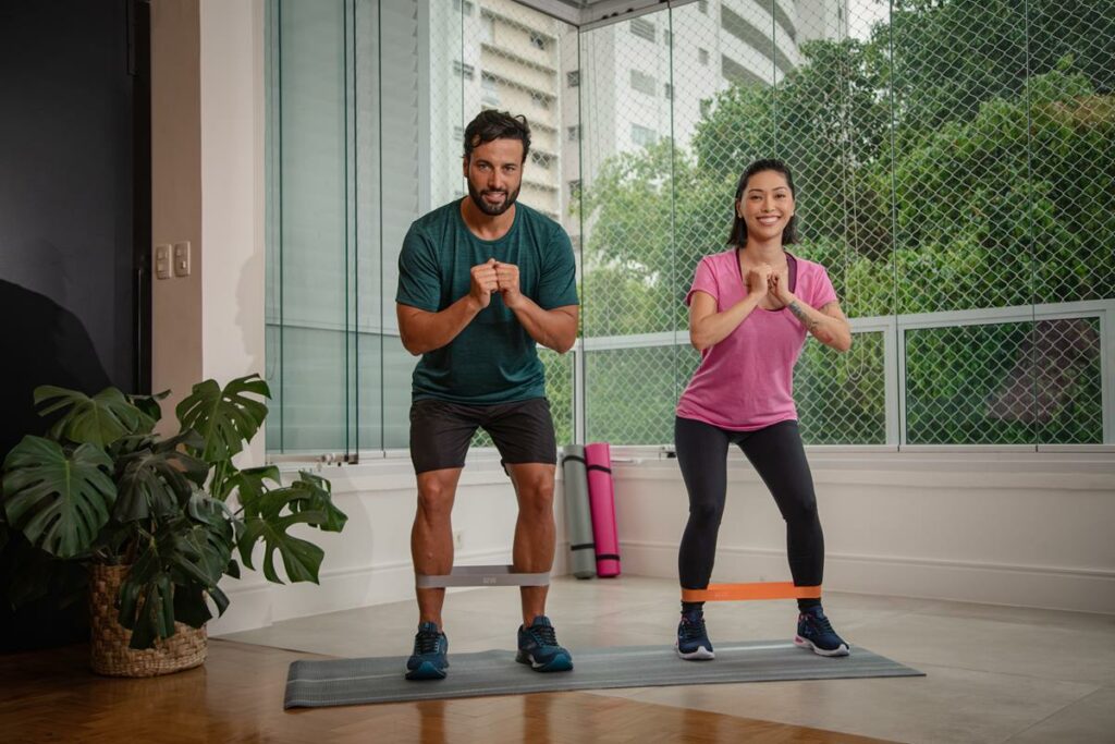 foto de um casal treinando junto em casa