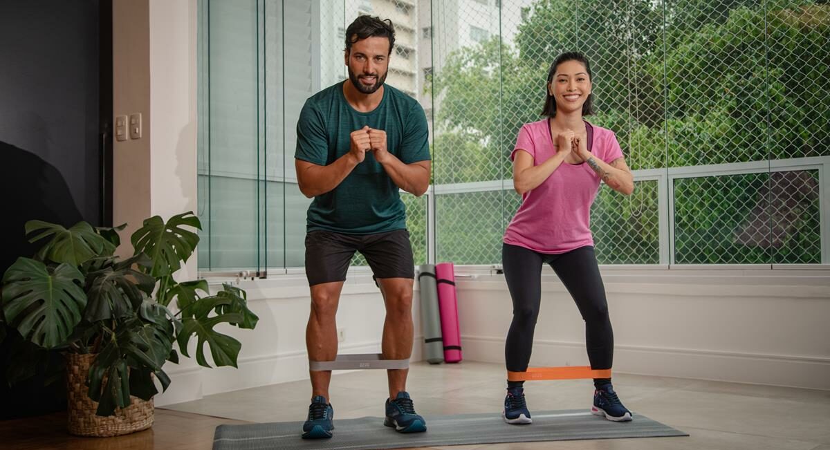 Foto de um casal treinando juntos.