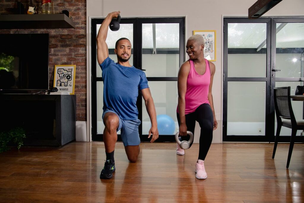 Duas pessoas se exercitando