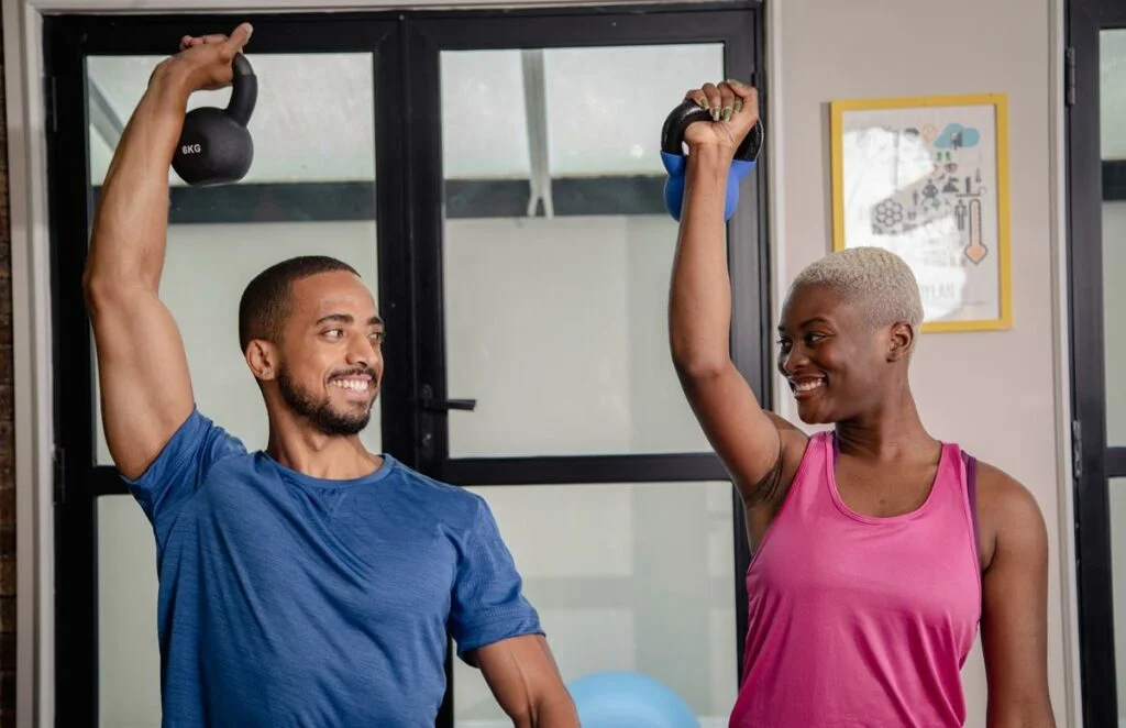 10 Exercícios com kettlebell para treinar em casa! - Oxer Brasil