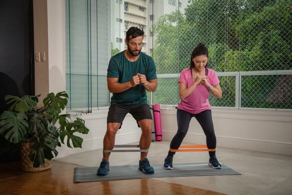 foto de um casal realizando treino intenso em casa