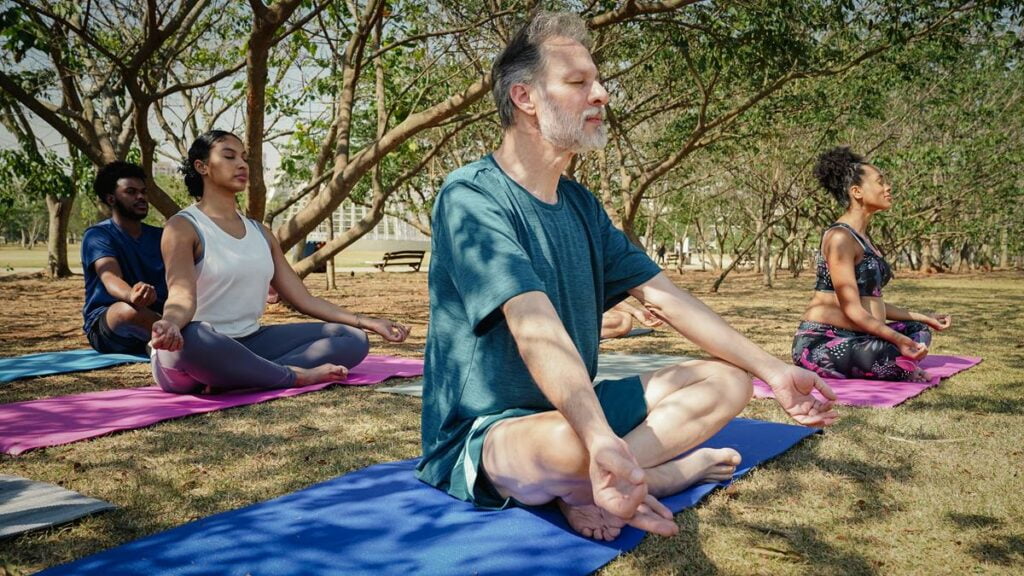 pessoas meditando no parque