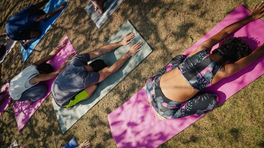 Pessoas fazendo a postura de yoga da Criança.