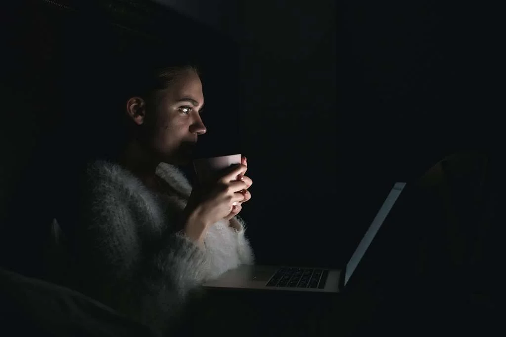 Foto de uma mulher utilizando seu notebook