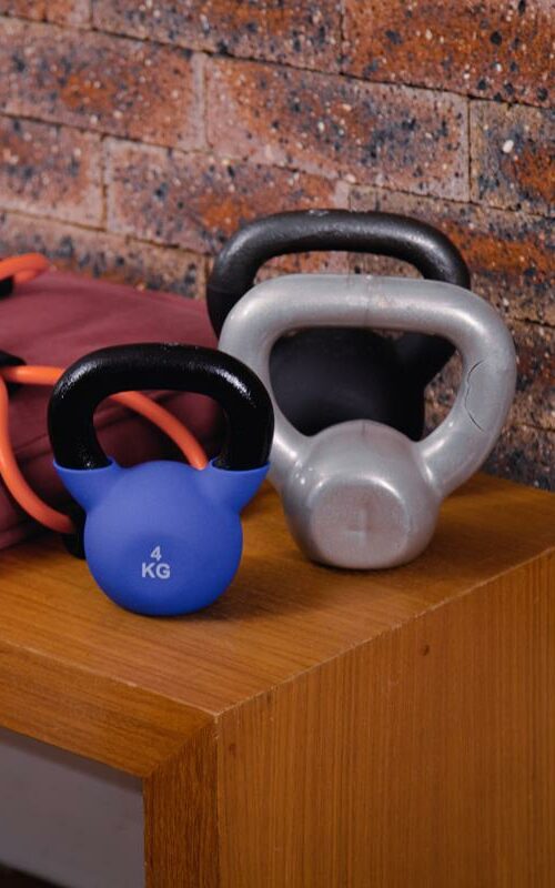 imagem mostra acessórios para treino em casa incluindo kettlebell