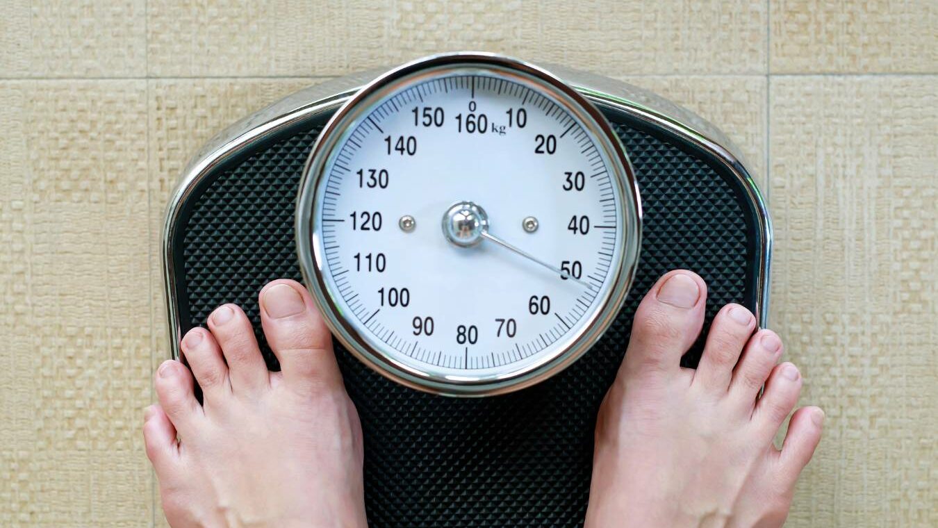 pés sobre balança para medir peso corporal