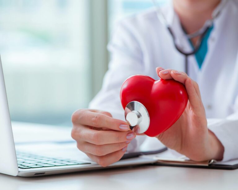 Explore a relação entre academia e hipertensão: exercícios seguros e dicas de saúde para controlar a pressão arterial eficazmente.