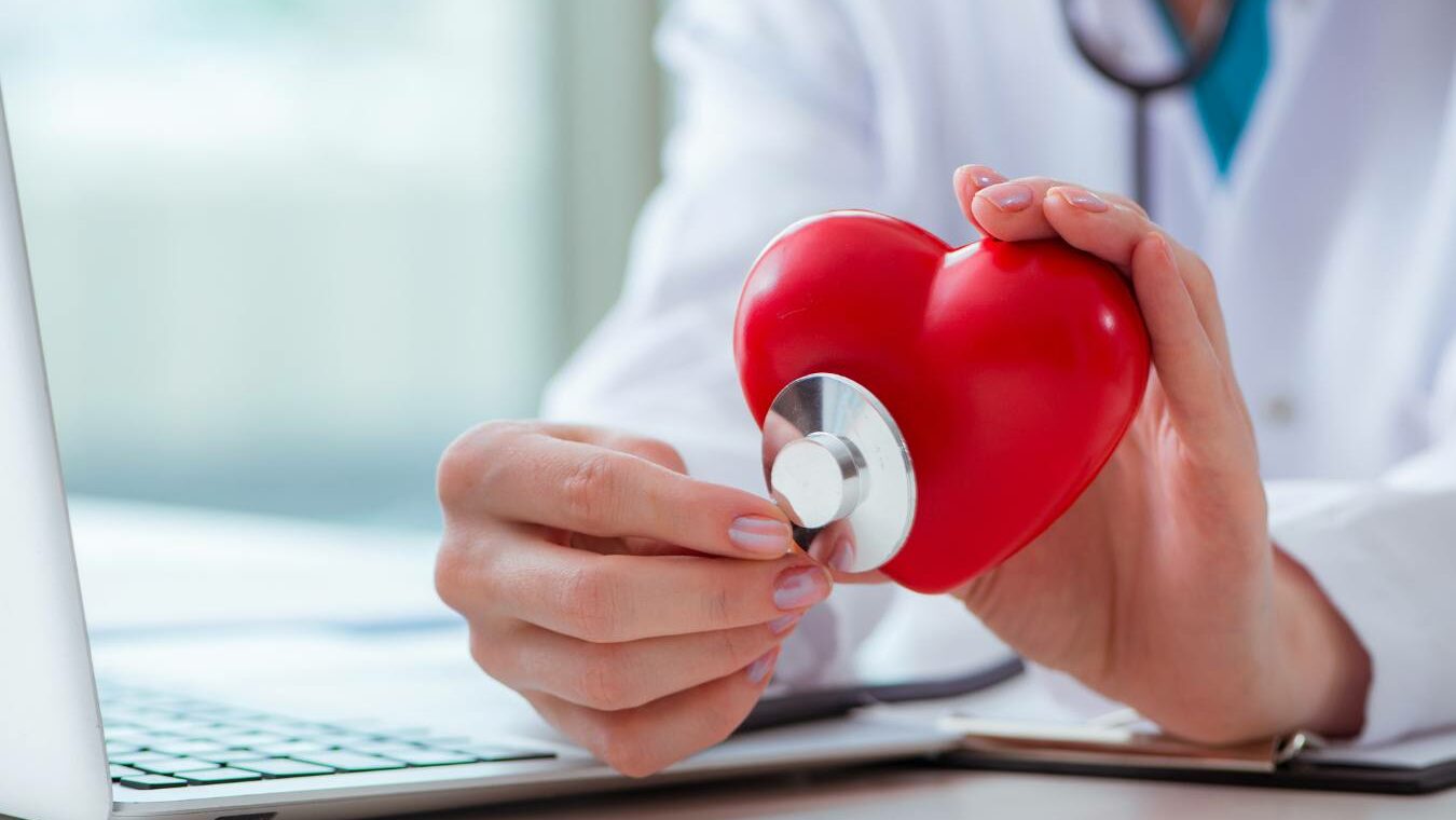 médico cardiologista com coração