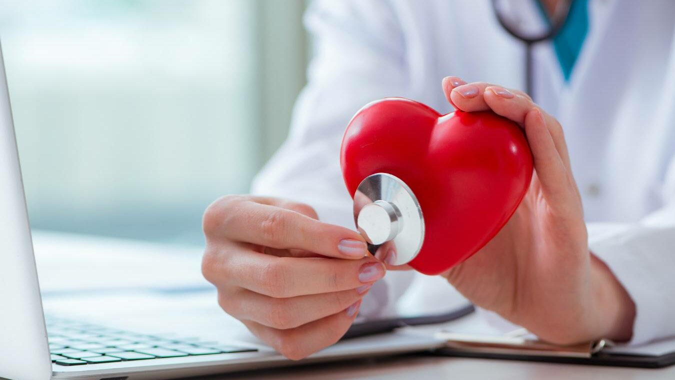 médico cardiologista com coração