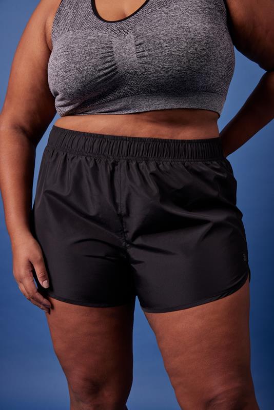 mulher usando vestuário da coleção de inverno 2023 da Oxer Brasil em fundo azul