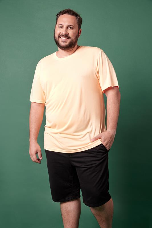 homem usando vestuário da coleção de inverno 2023 da Oxer Brasil em fundo verde