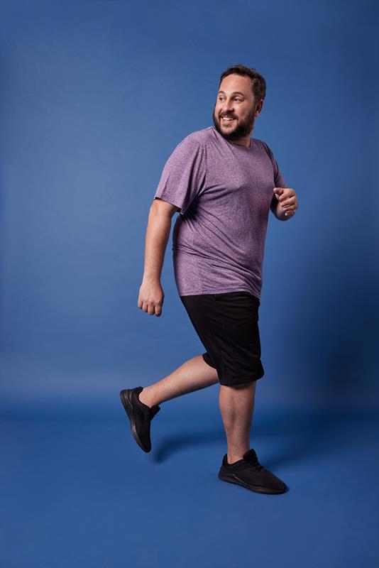 homem usando vestuário da coleção de inverno 2023 da Oxer Brasil em fundo azul