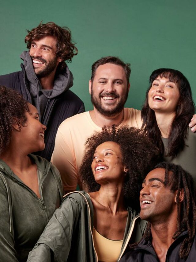 seis pessoas usando vestuário da coleção de inverno 2023 da Oxer Brasil em fundo verde. Roupa para caminhada no frio.