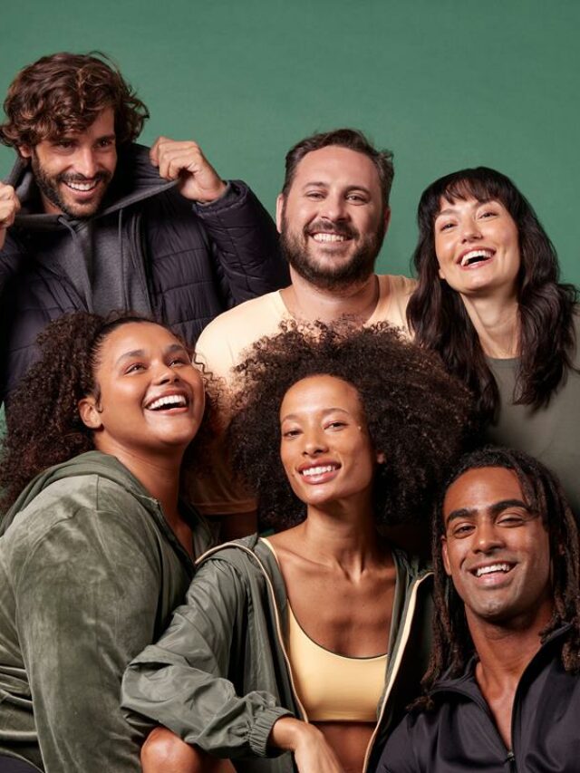 Roupa de academia no frio. Foto com 6 pessoas usando roupas de frio da Oxer em um fundo verde.