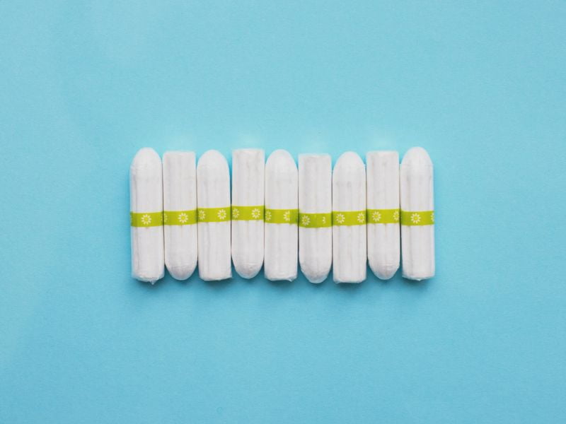 imagem mostra alguns absorventes internos enfileirados