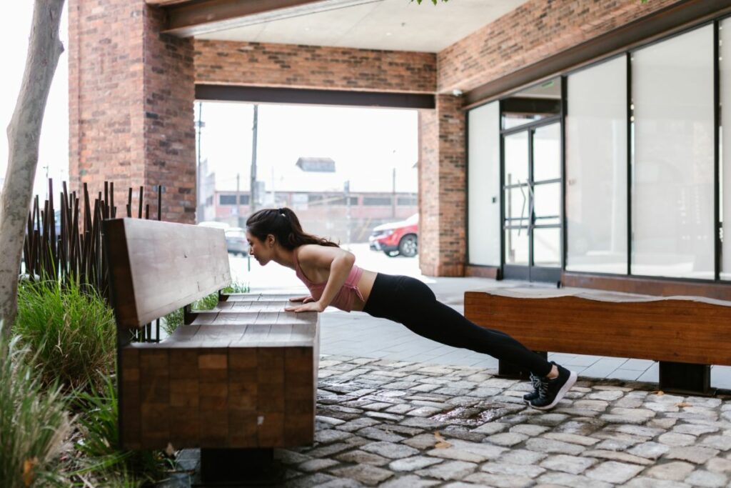 Mulher praticando calistenia