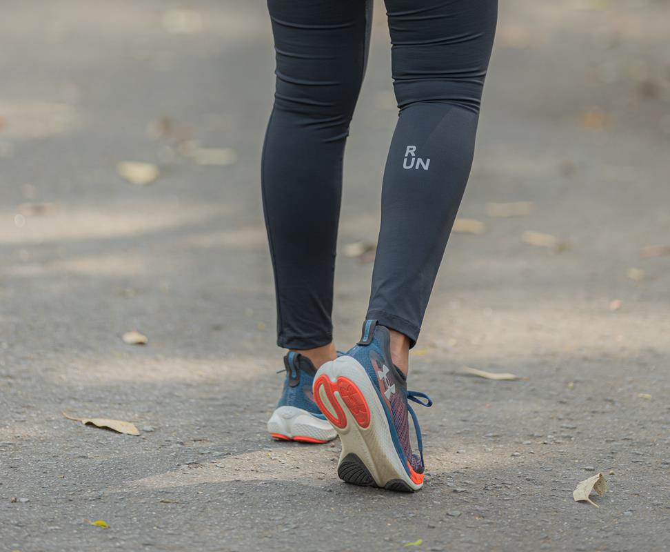 Entenda o que é fascite plantar. Imagem de uma pessoa caminhando.