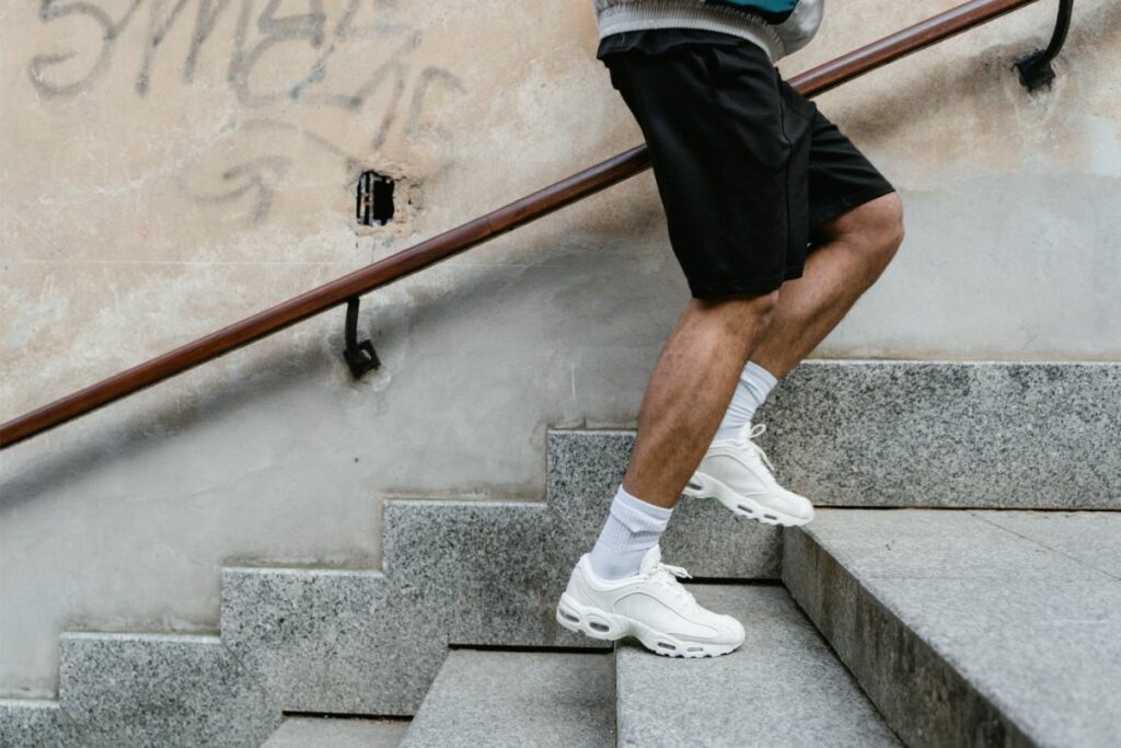 Entenda os benefícios da caminhada e subida de escadas